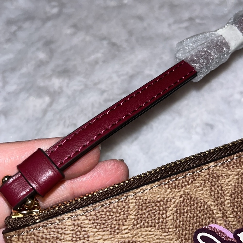 Coach NWT/NIP! Corner Zip Signature Horse & Carriage Wristlet - Picture 12 of 13